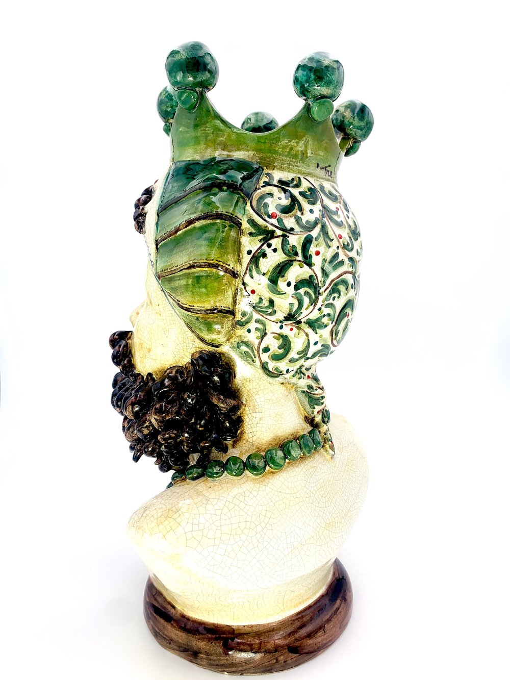 A Plifemo vase with a crown on it by TAKAYASATO.COM