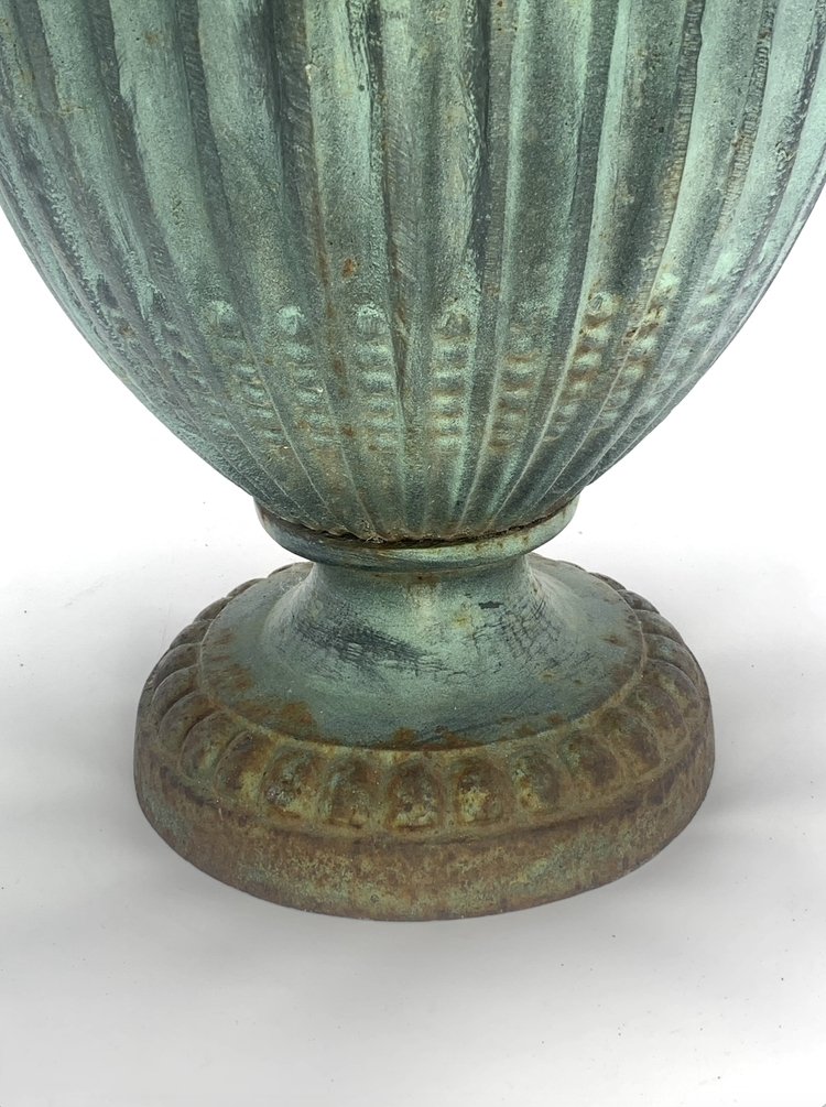 A large green Pair of urns with lids on a pedestal. (Cast iron, TAKAYASATO.COM)