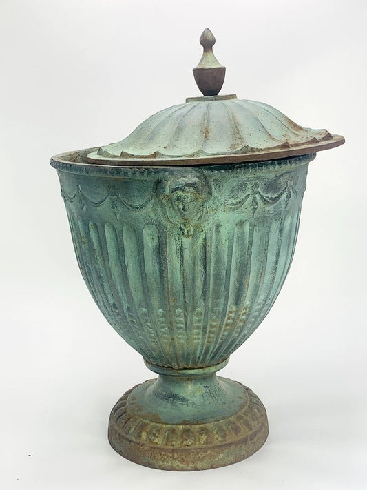 A pair of urnes with lids. Cast iron by TAKAYASATO.COM.