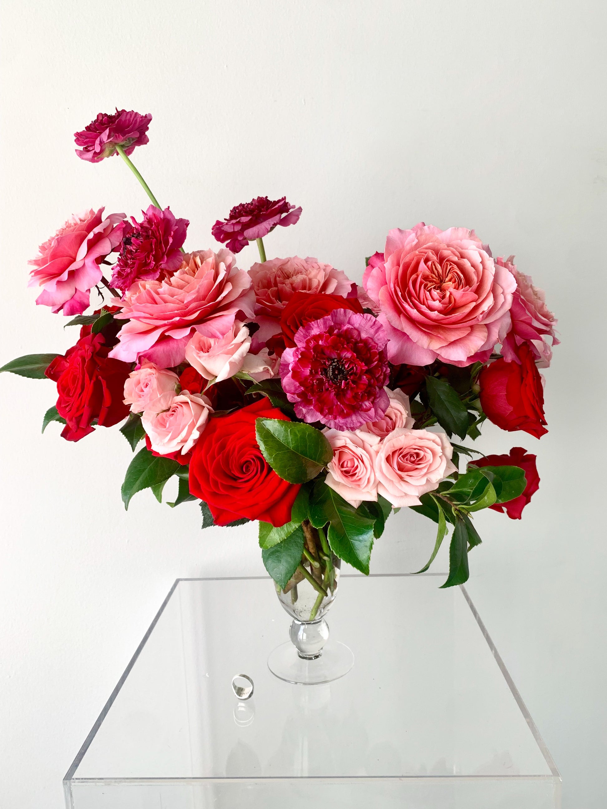 Fresh Saint Valentine's Day roses in a clear vase from Takayasato.com.