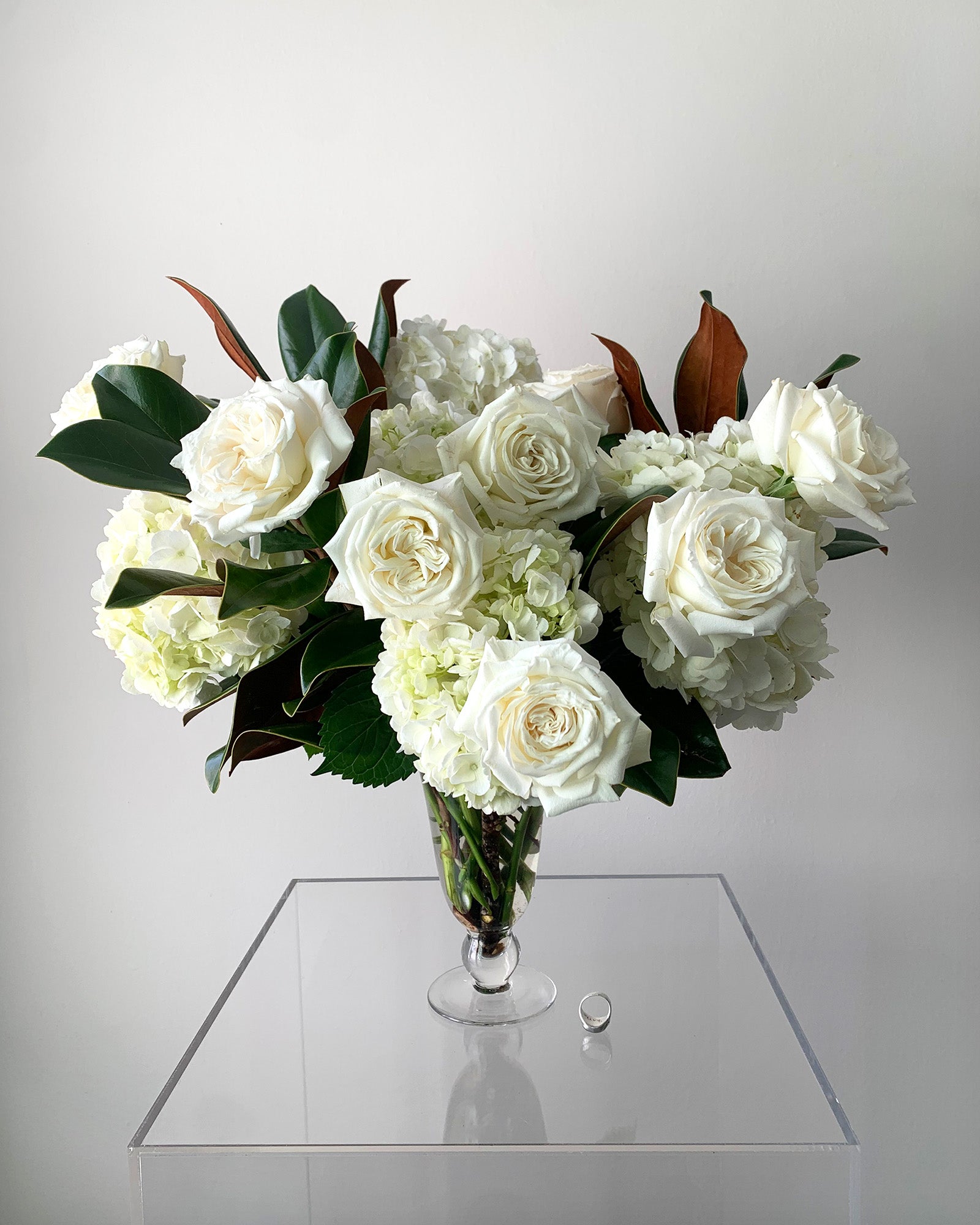 A classic white lowcountry elegance flower arrangement by Takaya Sato