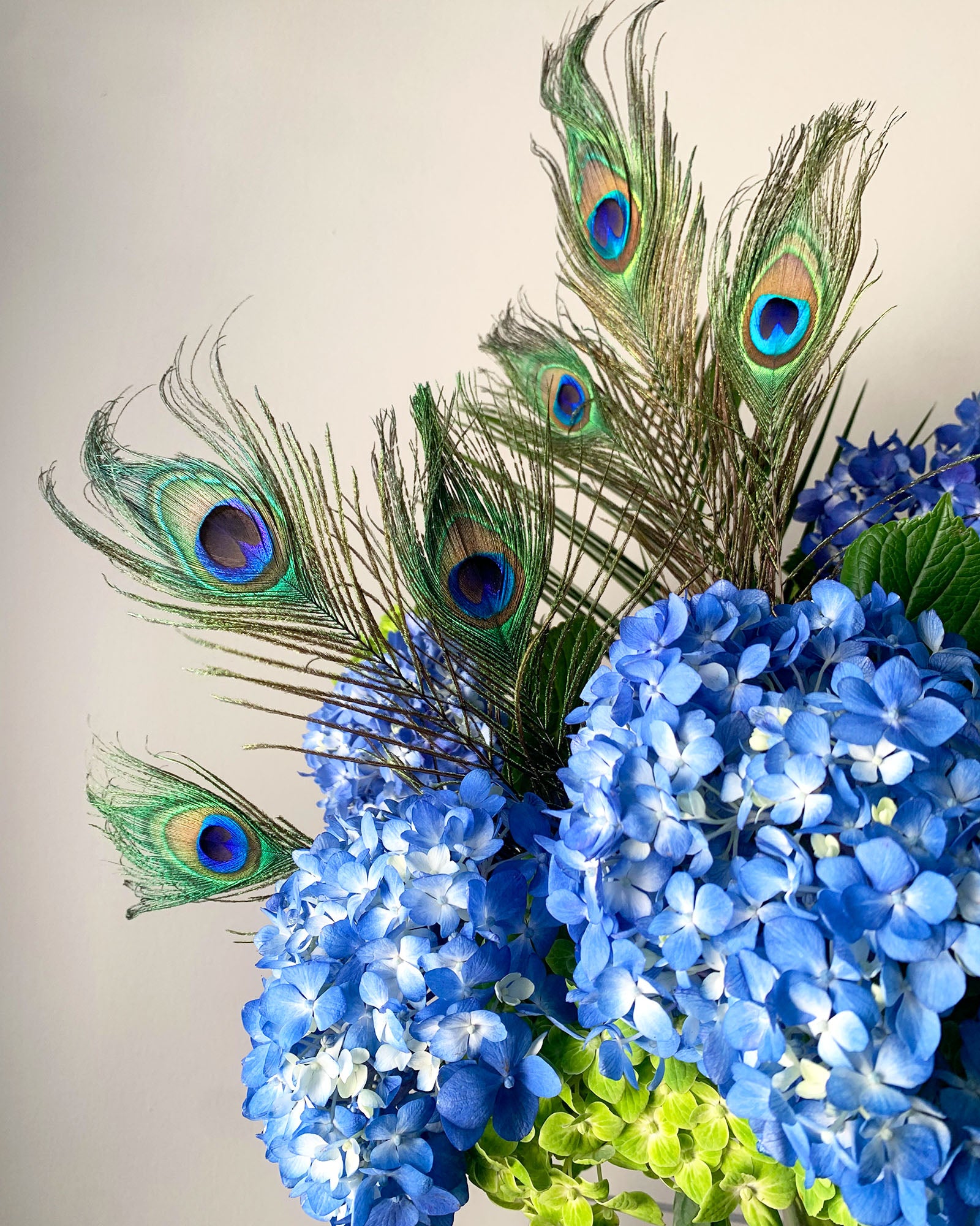A close up shot of Takaya Sato's eccentric lowcountry elegance floral arrangement