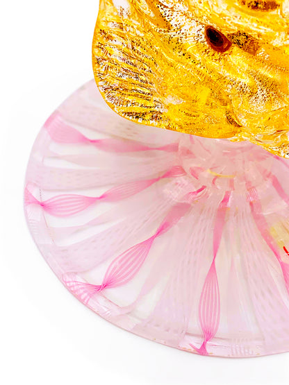 A handcrafted Murano Delfino D'Oro vase with a pink flower on it from TAKAYASATO.COM.