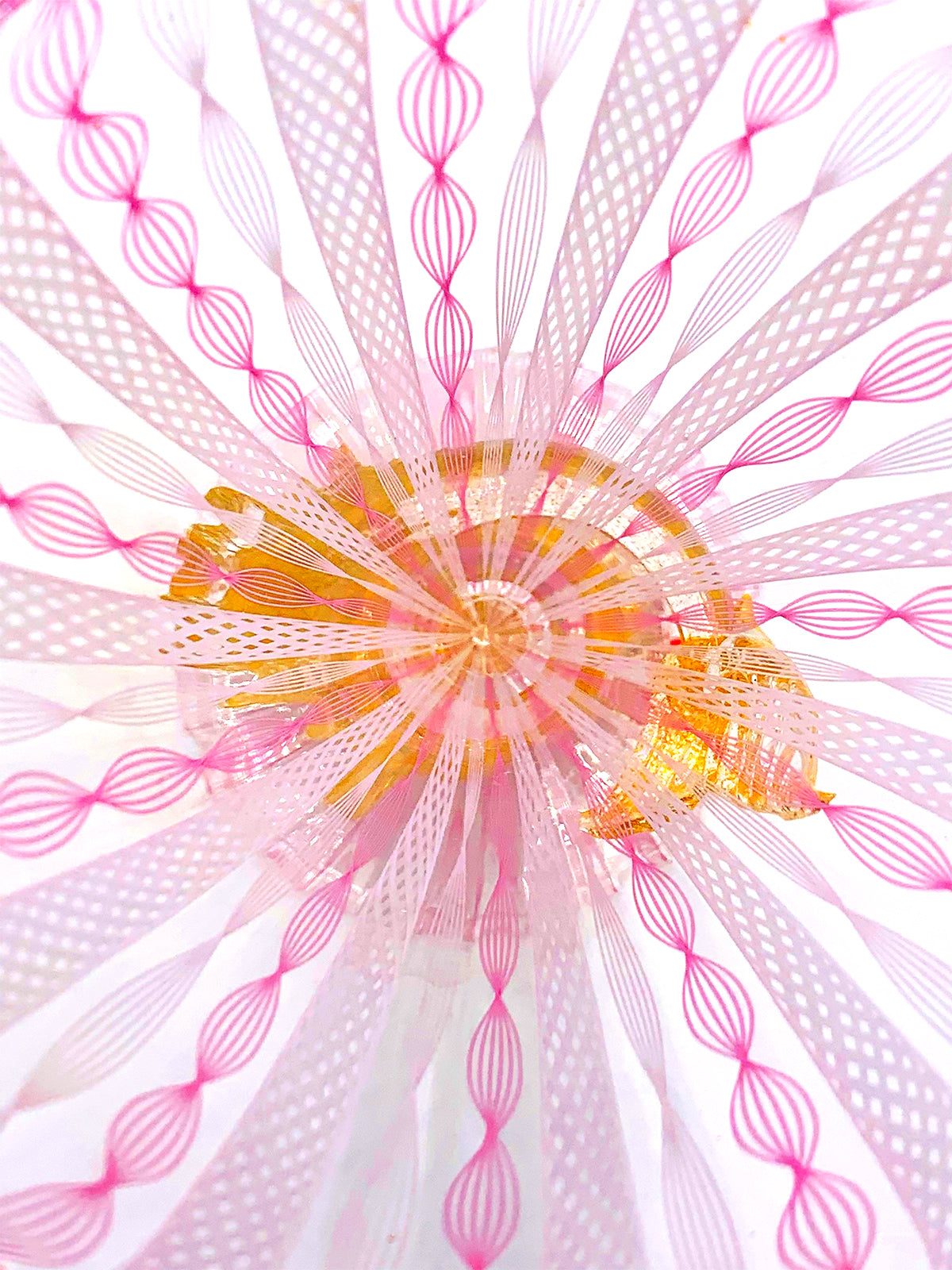 An image of a pink Murano Delfino D'Oro glass flower on a white background from TAKAYASATO.COM.